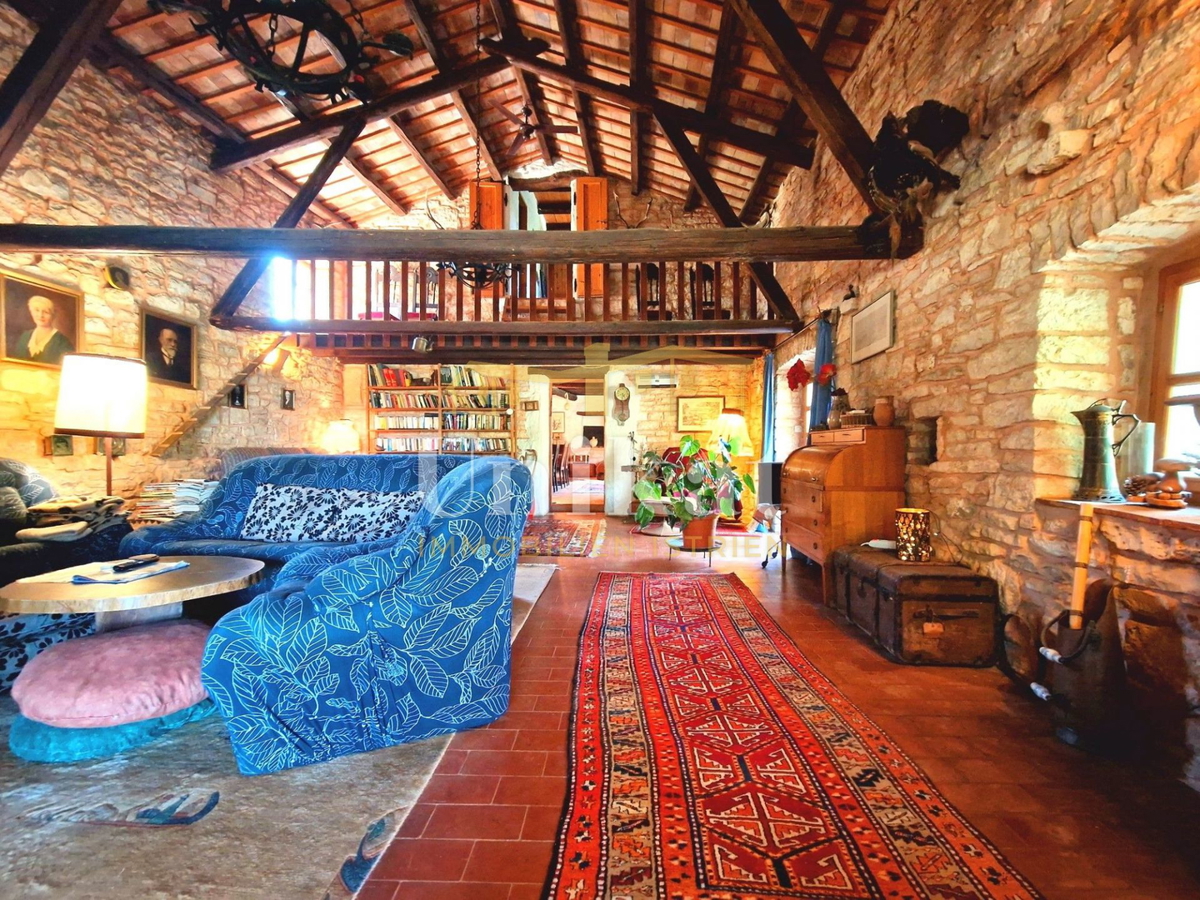 Autentica proprietà con casa in pietra e ampio terreno